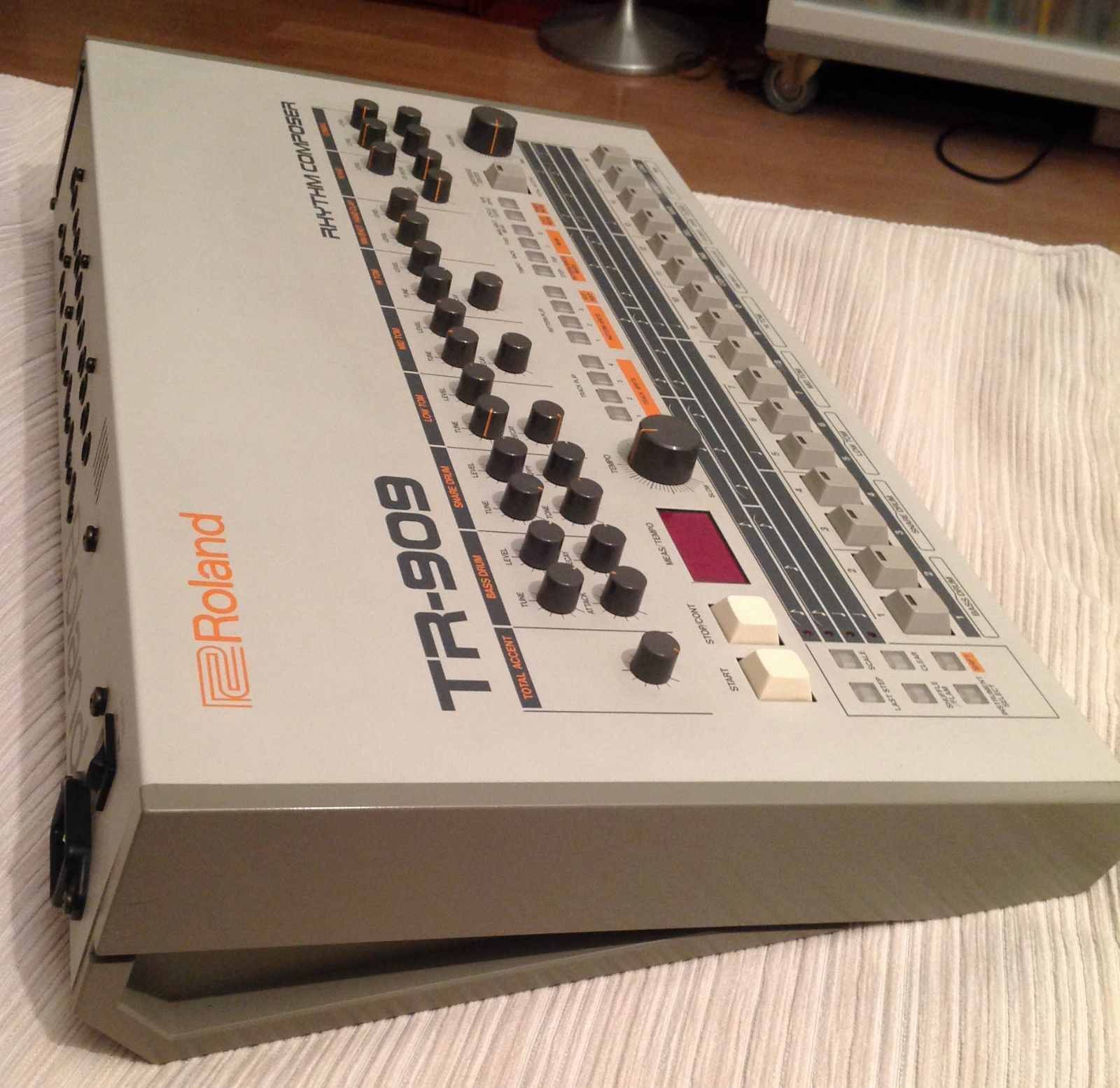 Roland TR-909 Drum Machine - Image 4